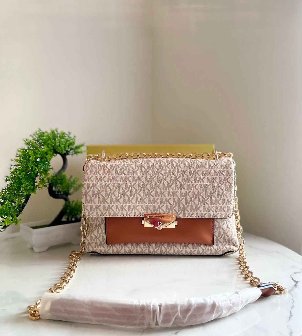 Michaell Kors sCece Medium Logo Shoulder Bag - Image 7