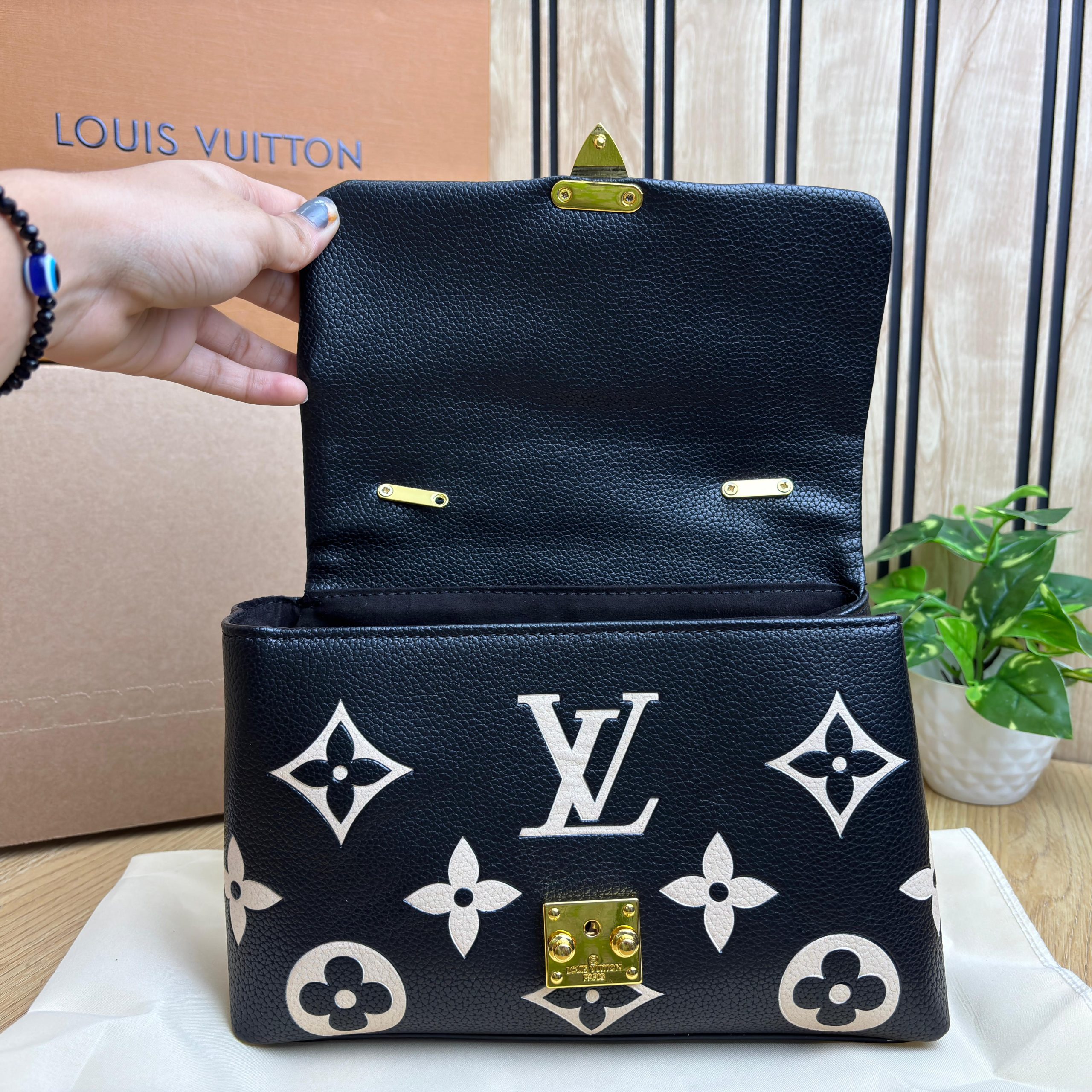 LVV MADELEINE BAG - Image 8