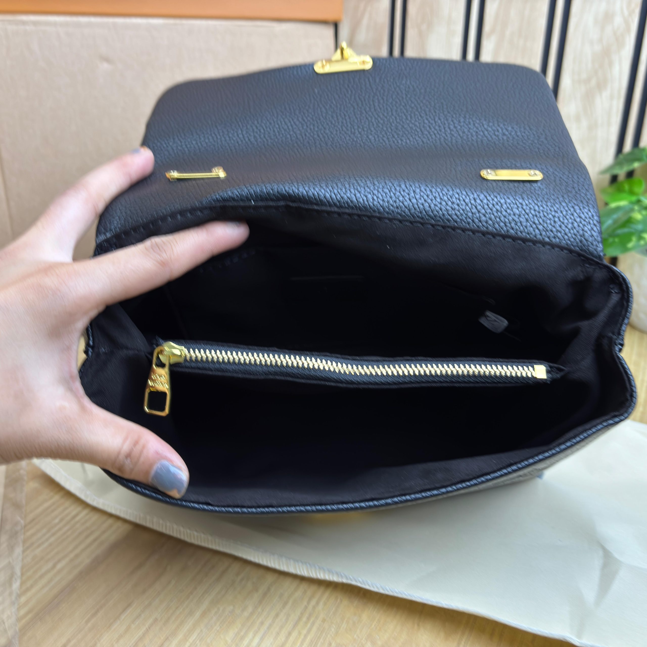 LVV MADELEINE BAG - Image 11