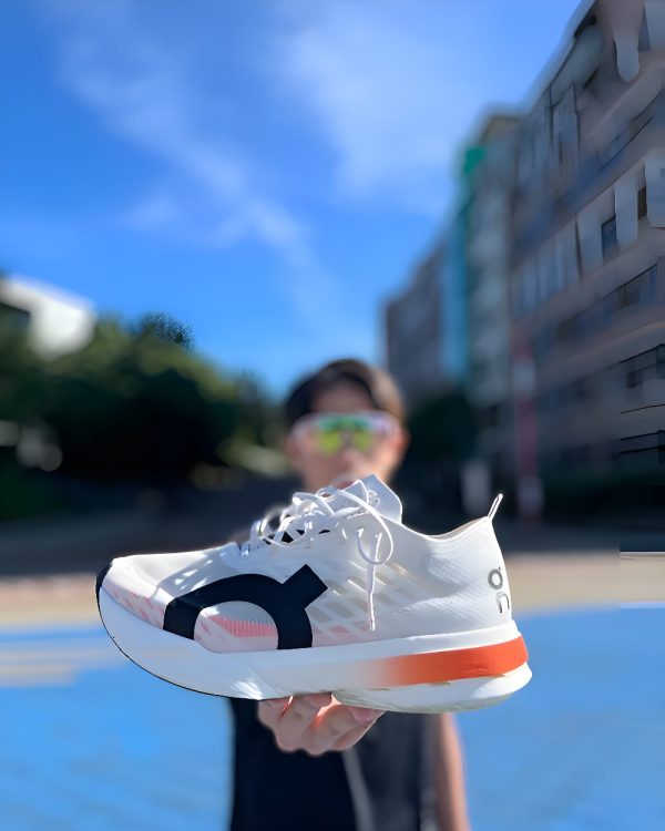 Onn Cloudboom Strike White Orange