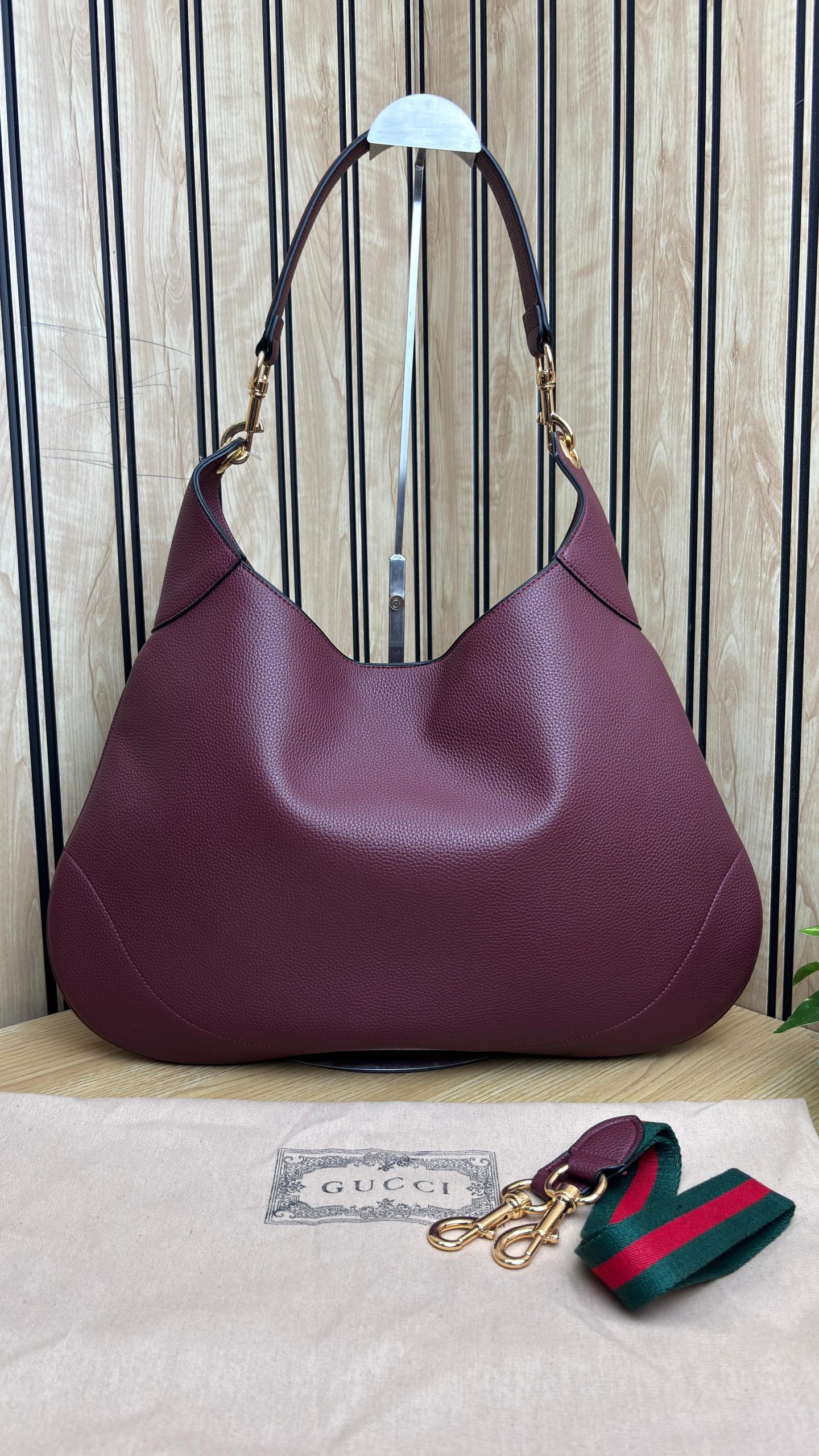 GUCCII B LARGE SHOULDER BAG - Image 16