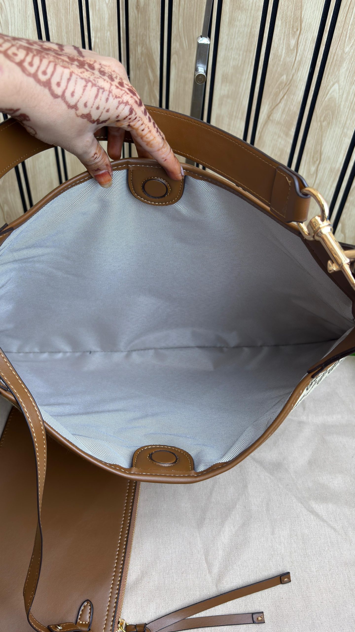 GUCCII B LARGE SHOULDER BAG - Image 18