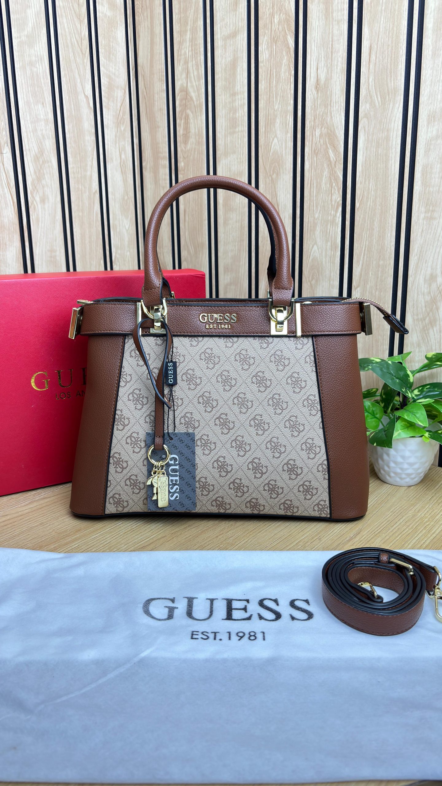 GUESSS HAND BAG IN PREMIUM SERIES