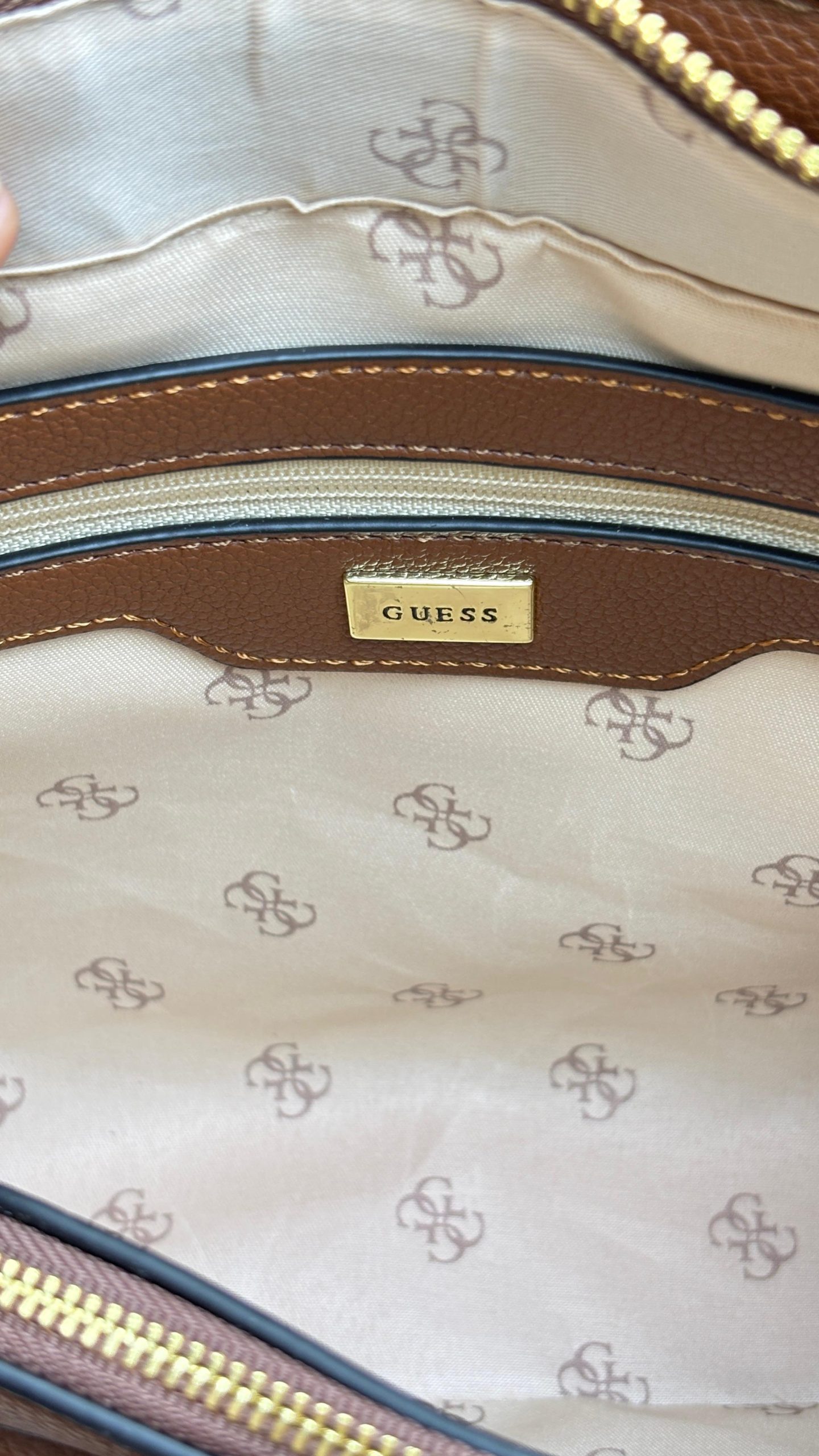 GUESSS HAND BAG IN PREMIUM SERIES - Image 3