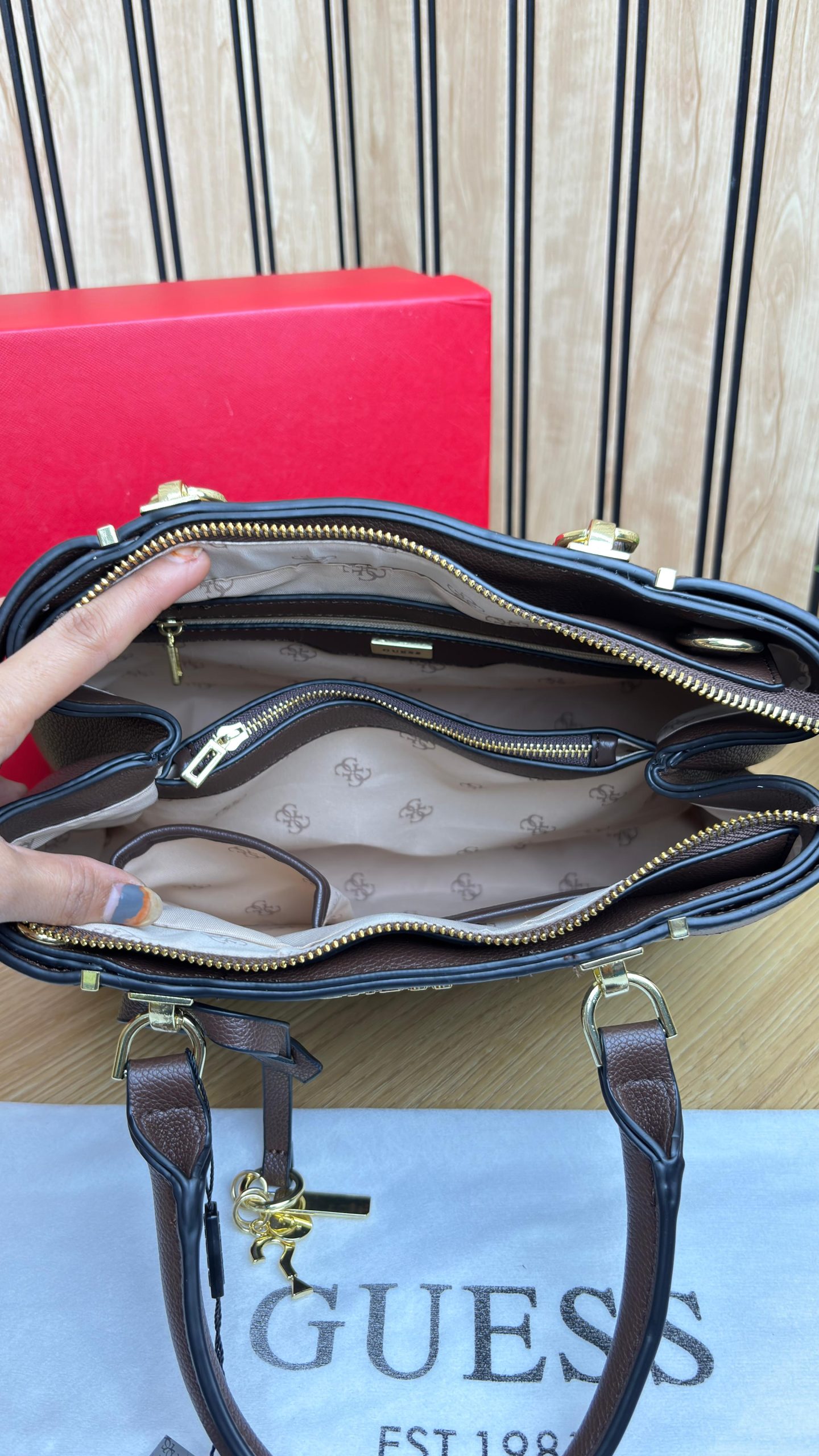 GUESSS HAND BAG IN PREMIUM SERIES - Image 2