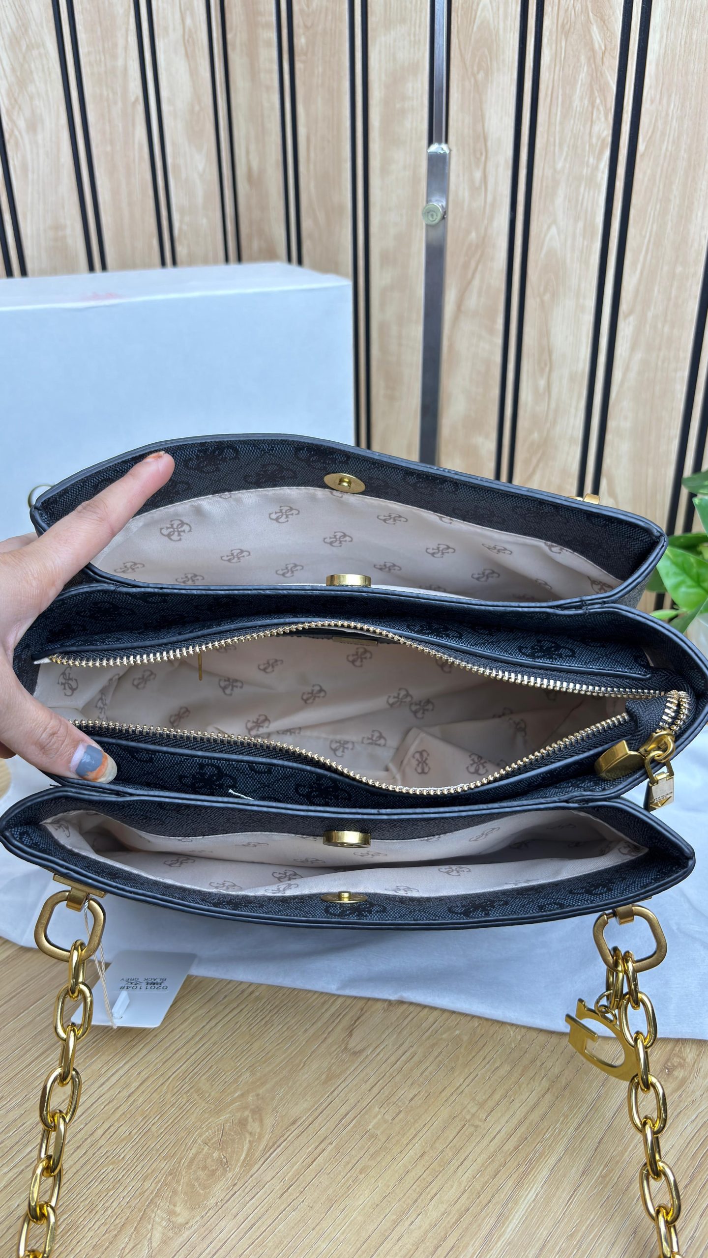 GUESSS SHOULDER BAG PRRMIUM SERIES - Image 3