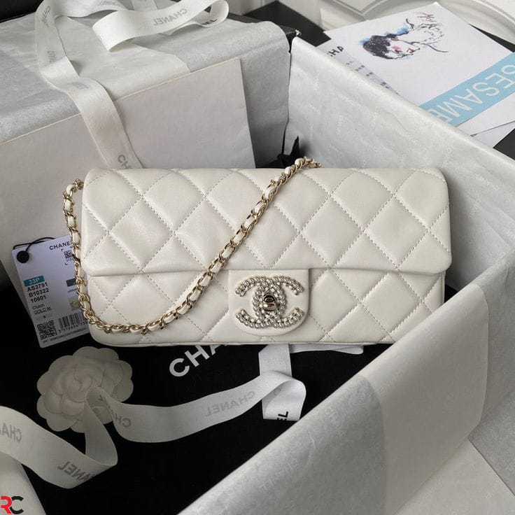 CHANELL   MINI QUILTED MESSENGER BAG