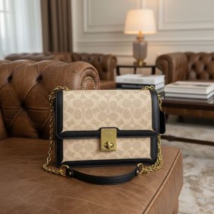 CoachH Hutton Shoulder Bag In Signature Canvas