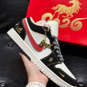 Nikes air jordan low